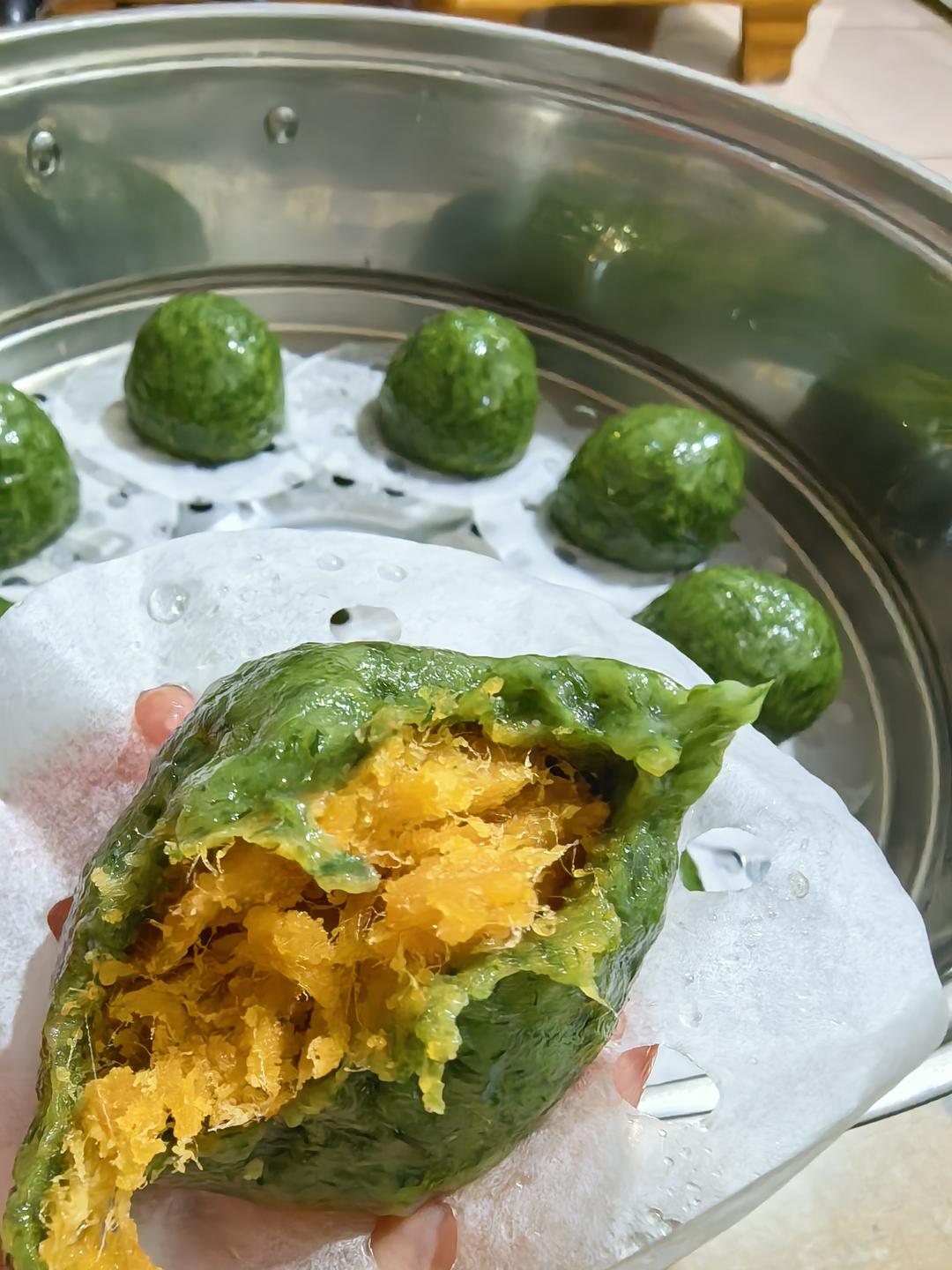 【简简厨房】青团，艾草版和麦苗汁版对比。