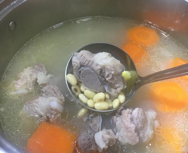 黄豆红萝卜煲猪骨汤
