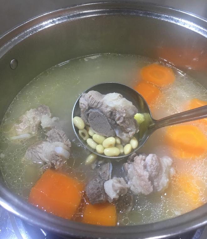 黄豆红萝卜煲猪骨汤的做法