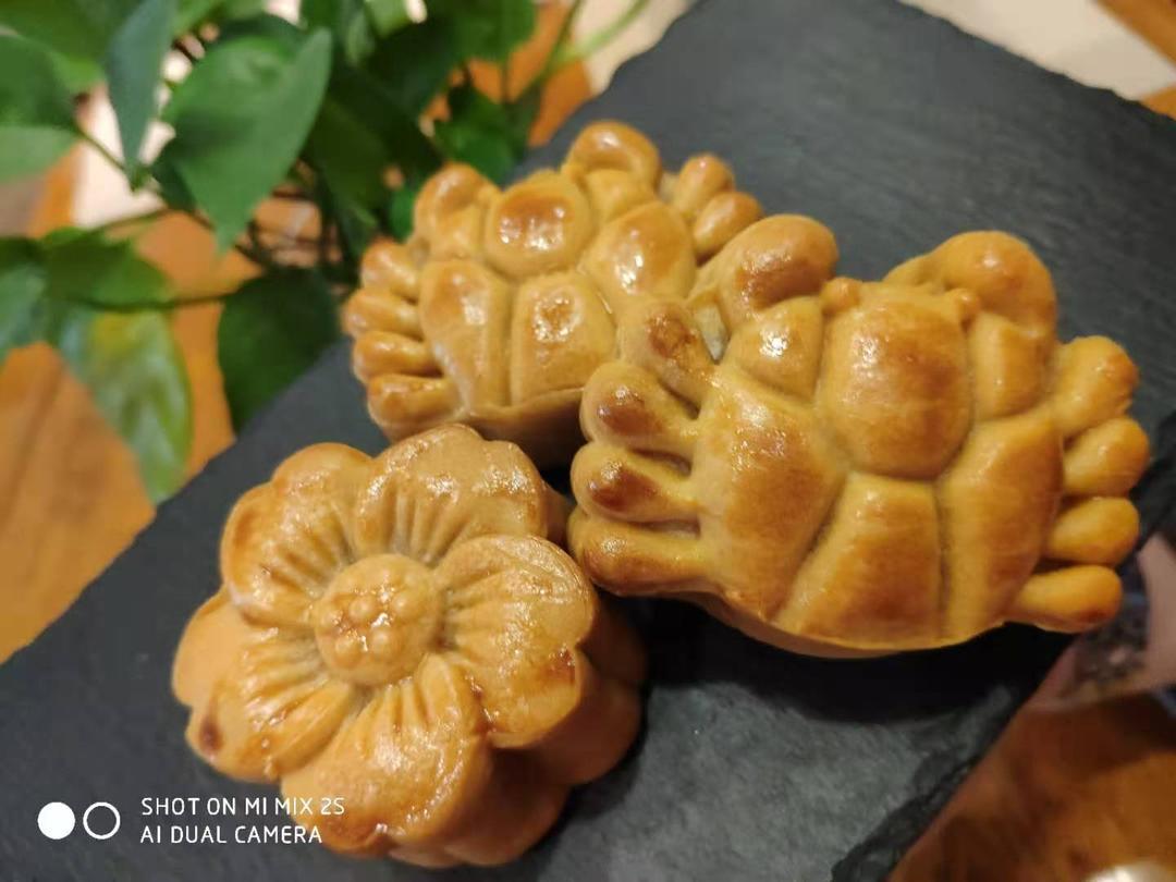 广式蛋黄莲蓉月饼