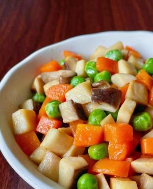 素🉑 清炒三色时蔬， 木耳腐竹炒黄瓜😄吃素是福🙏的做法 步骤1