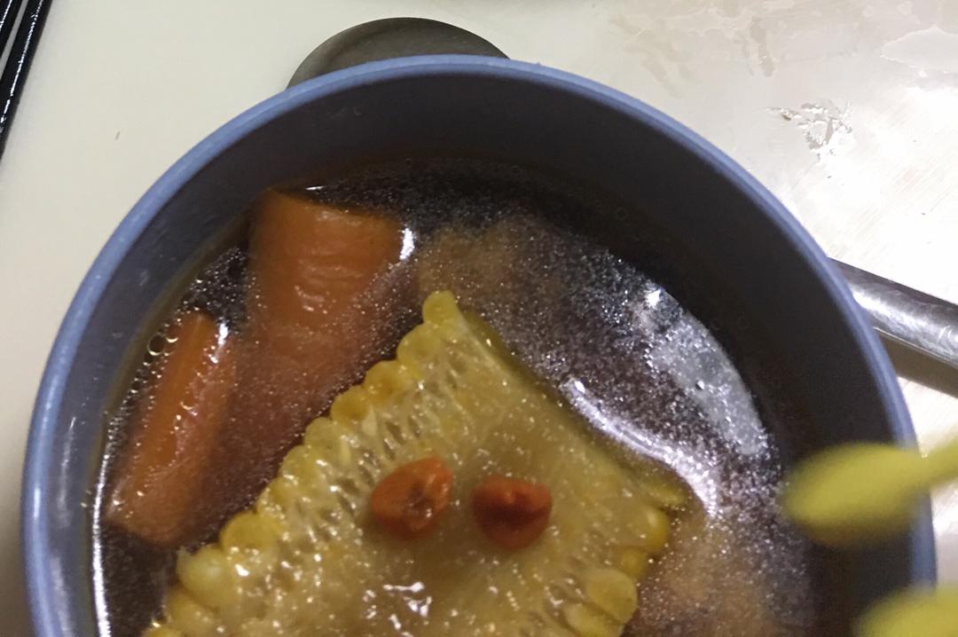 鸡腿炖红萝卜山药玉米汤