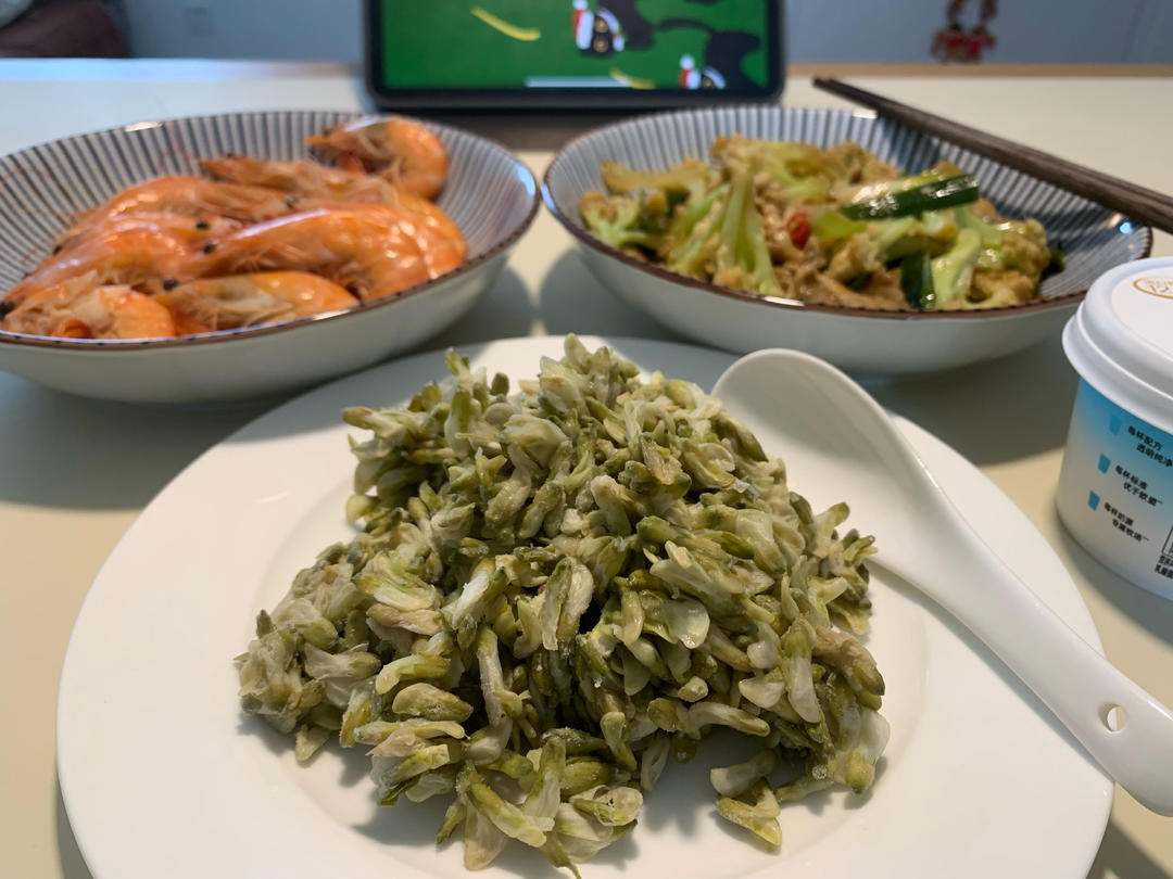如何做一份成功的蒸槐花饭——附拌面粉的视频
