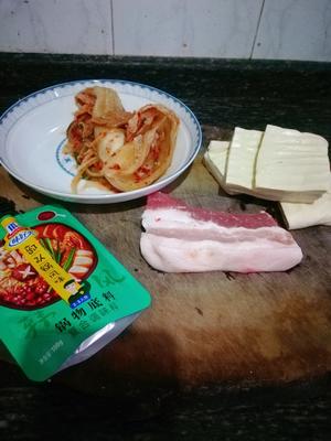 简单的韩式五花肉泡菜豆腐锅的做法 步骤1