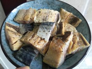 香煎青砖鱼 低卡 健康餐-【大叔有药】的做法 步骤1