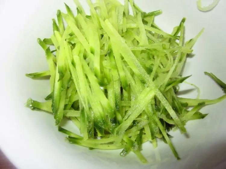 凉拌青萝卜丝：简单爽口，清新解腻，与众不同