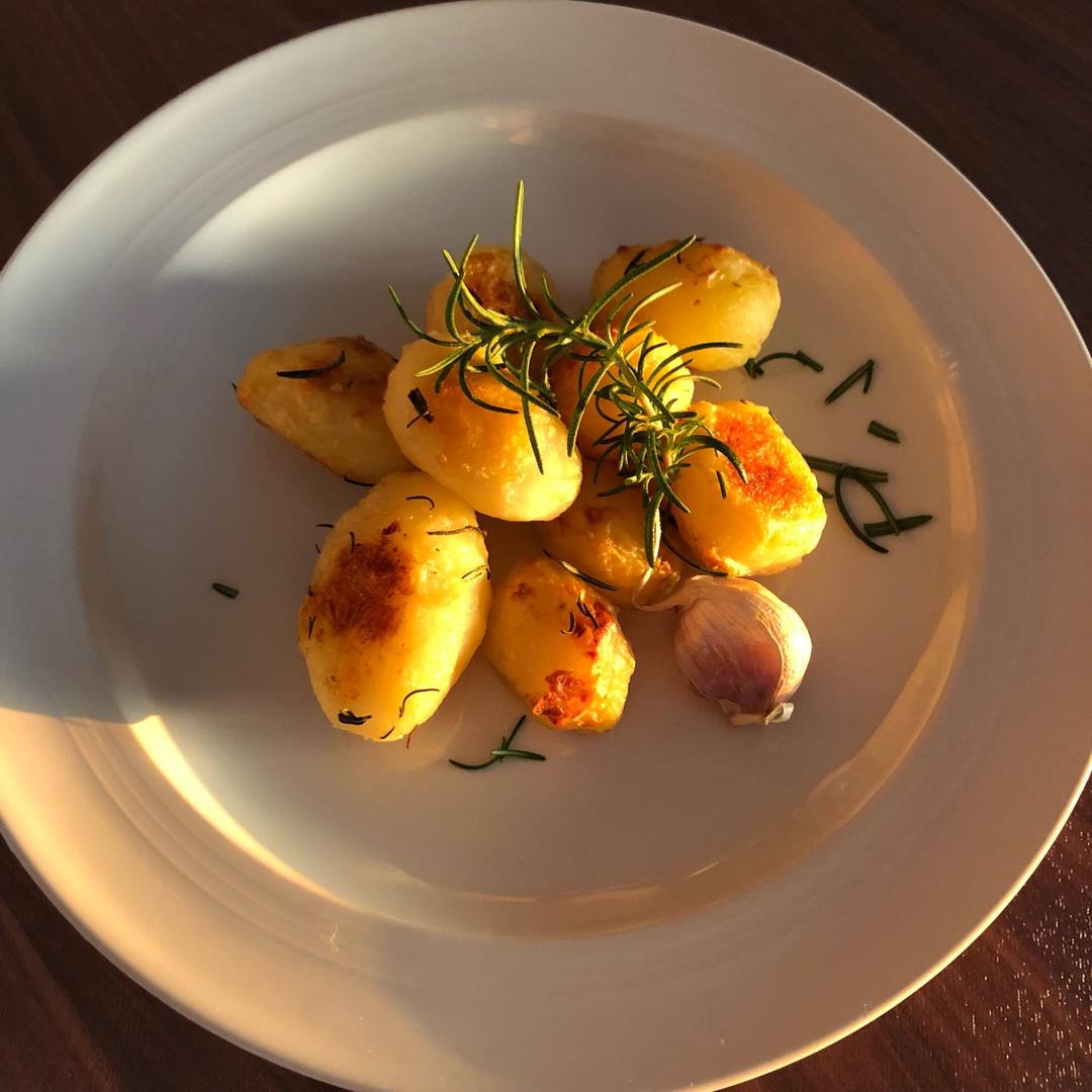 Jamie Oliver的迷迭香大蒜烤土豆