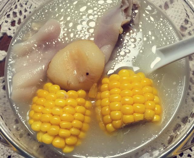 甜玉米荸荠猪蹄汤的做法