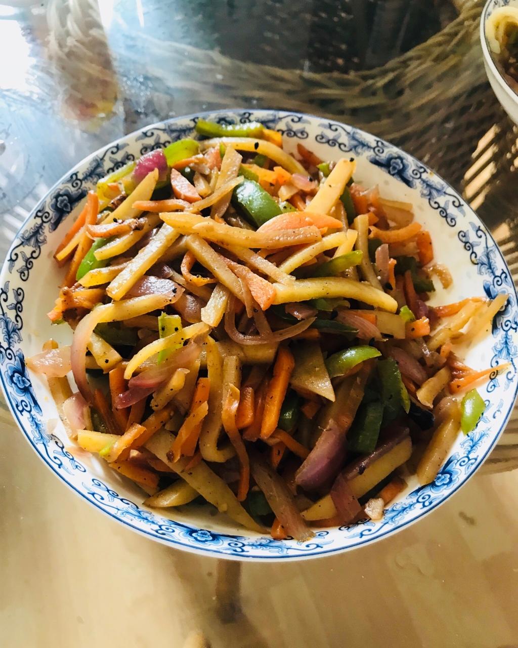 青椒炒胡萝卜土豆丝