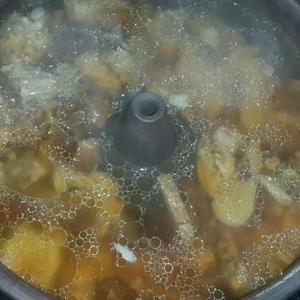 姬松茸老母鸡气锅汤的做法 步骤7