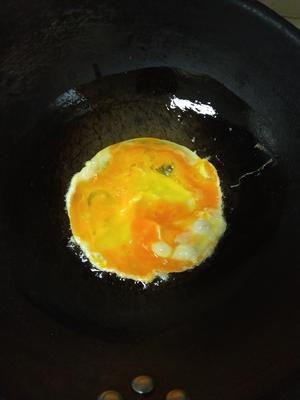 5分钟做道下饭菜-蒜薹炒鸡蛋的做法 步骤4
