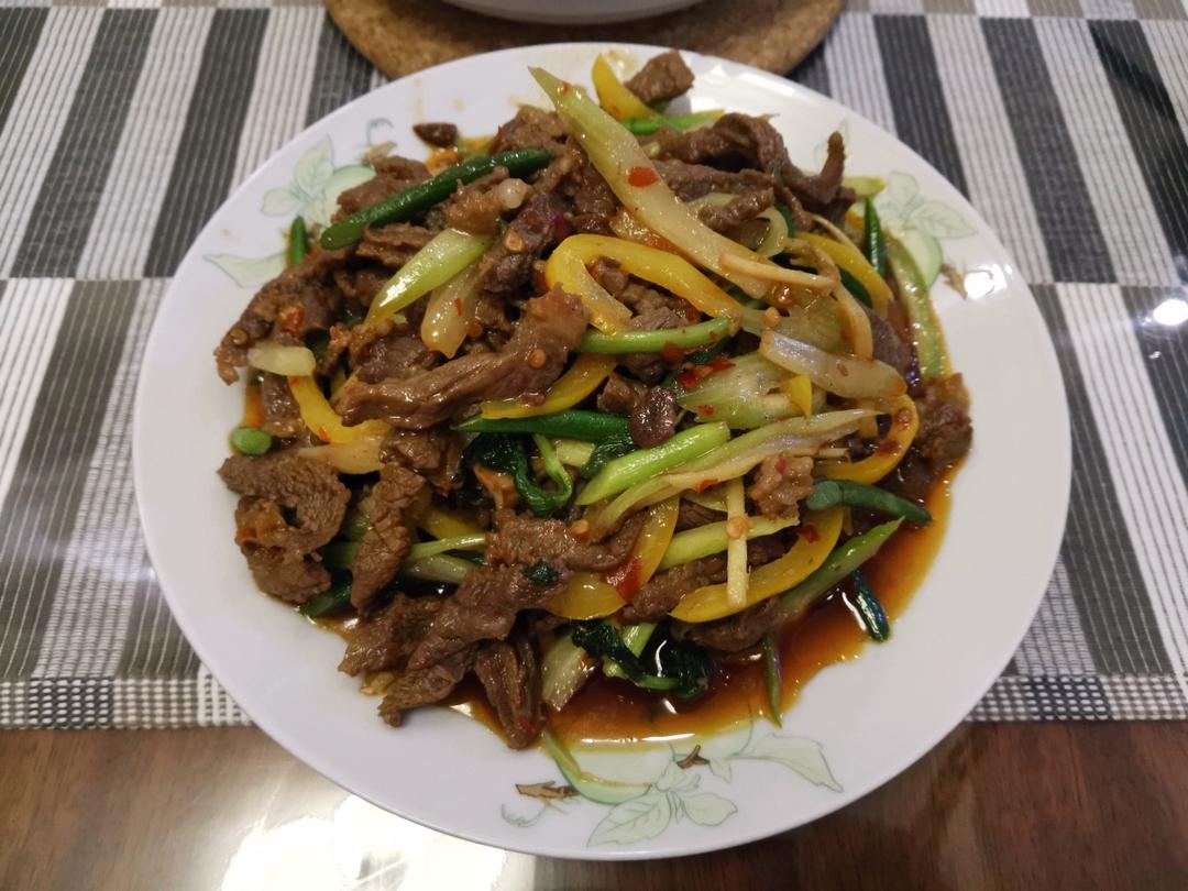厨师长教你：“青椒牛肉丝”的家常做法，家乡的味道，先收藏了