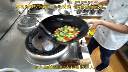廚師長(zhǎng)教你：“脆青瓜炒肉”的家常做法，爽脆的口感另一番感受的做法 步驟11