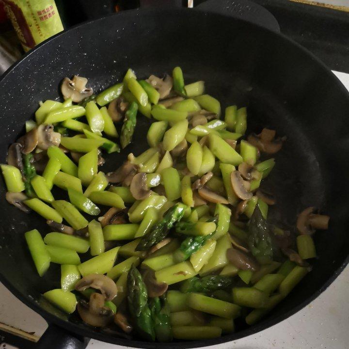 芦笋炒蘑菇