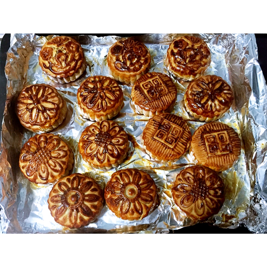 一口广月之小小蛋黄莲蓉月饼
