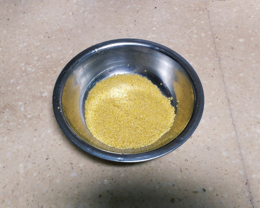 桃胶皂角米木瓜小米甜粥的做法 步骤2