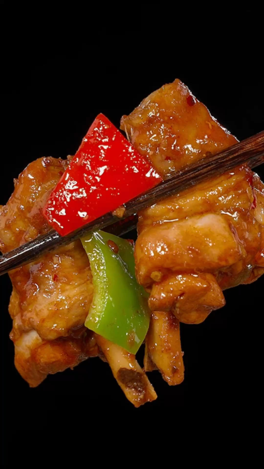 你肯定没想到，我在山东做了30年的黄焖鸡，今天我就把做黄焖鸡的技巧跟经验分享出来，在家照着我的这个方法做，鲜香滑嫩，汤汁都能拌上三锅米饭