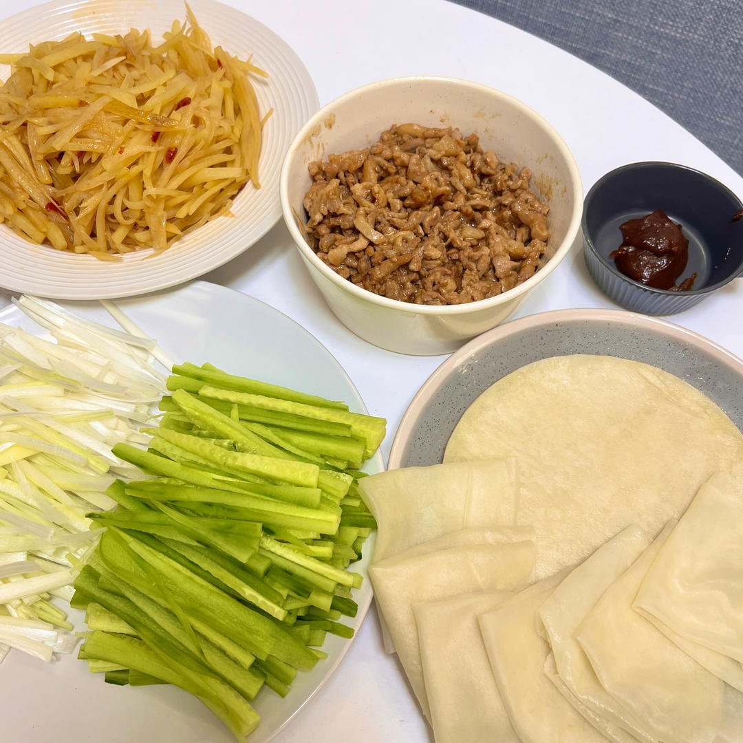 春日限定-京酱肉丝卷春饼
