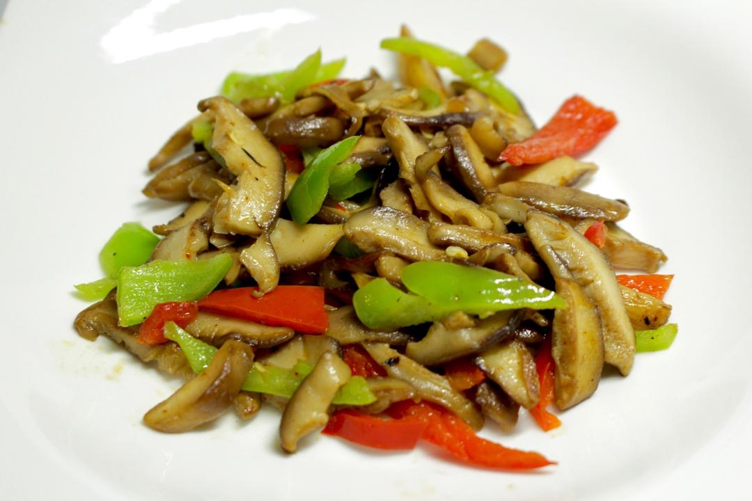 青椒炒香菇