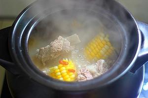 好一道滋味鲜美暖胃养身的---『花菇玉米排骨汤』的做法 步骤3