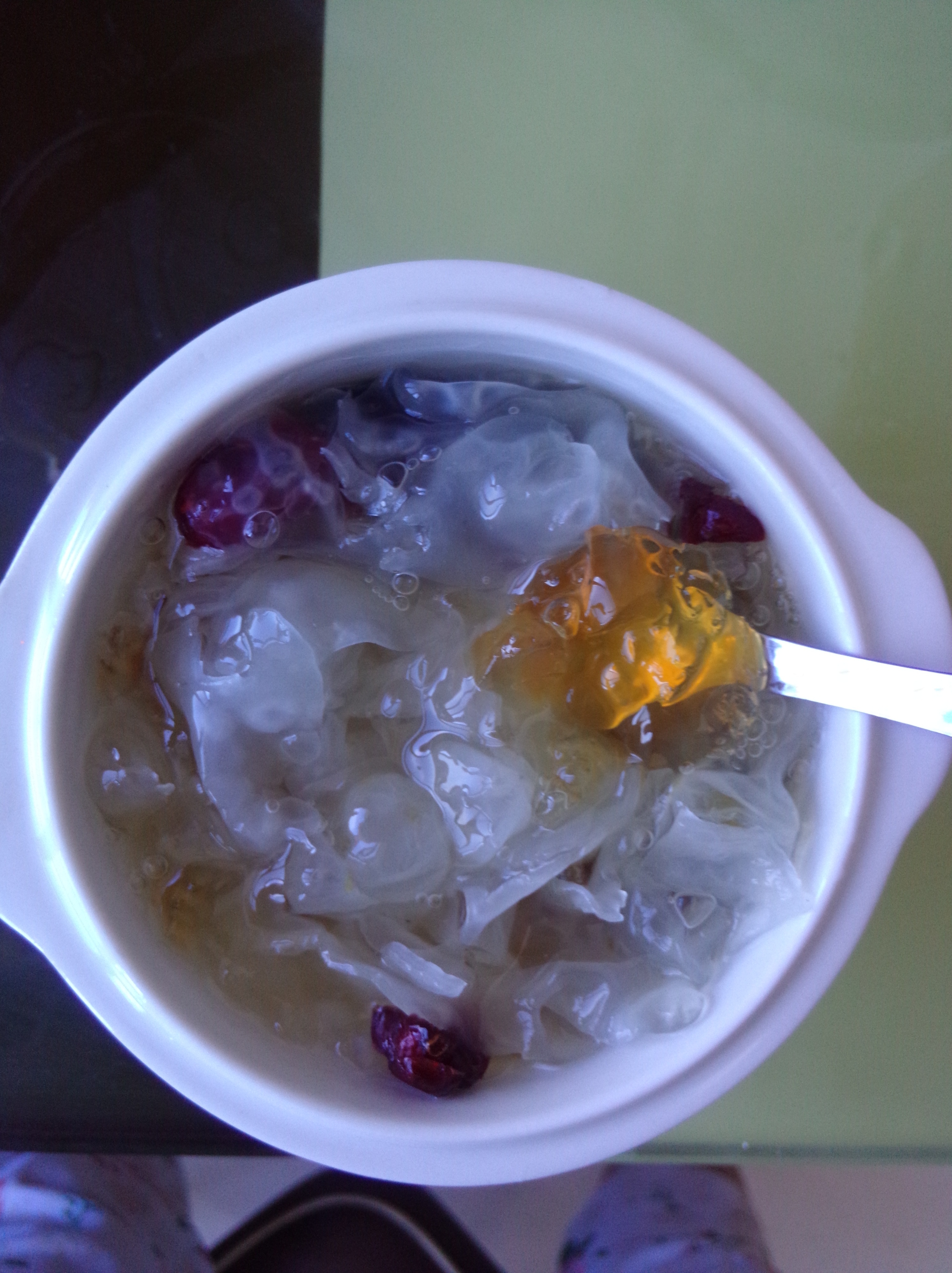 桃胶皂角米炖银耳