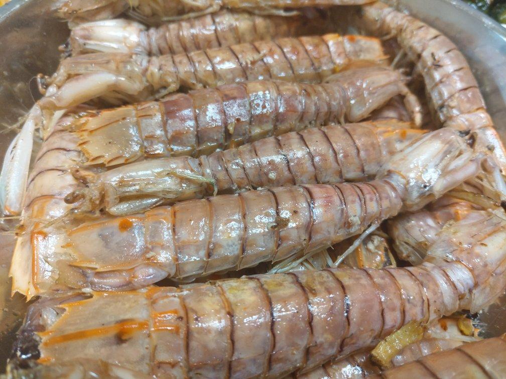 无油炸版的椒盐皮皮虾和巧拨虾壳的方法