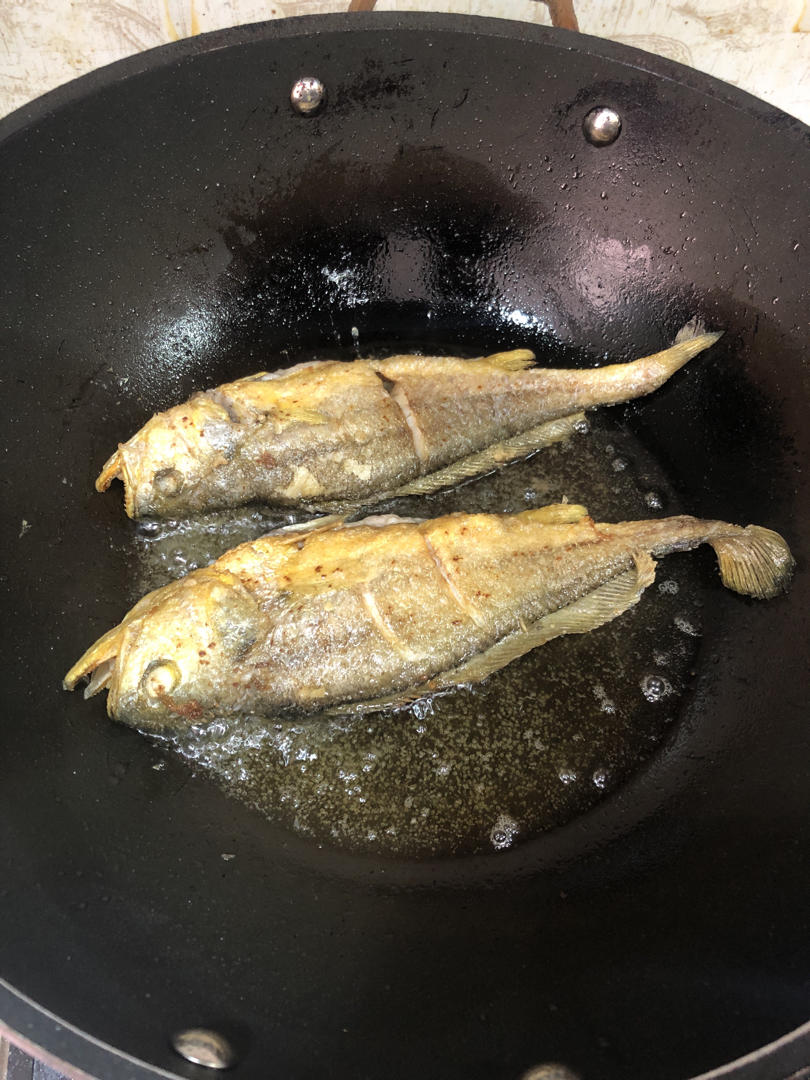 给媳妇吃好吃的做的煎鱼煎黄花鱼漂亮不掉皮铁锅煎鱼不粘锅