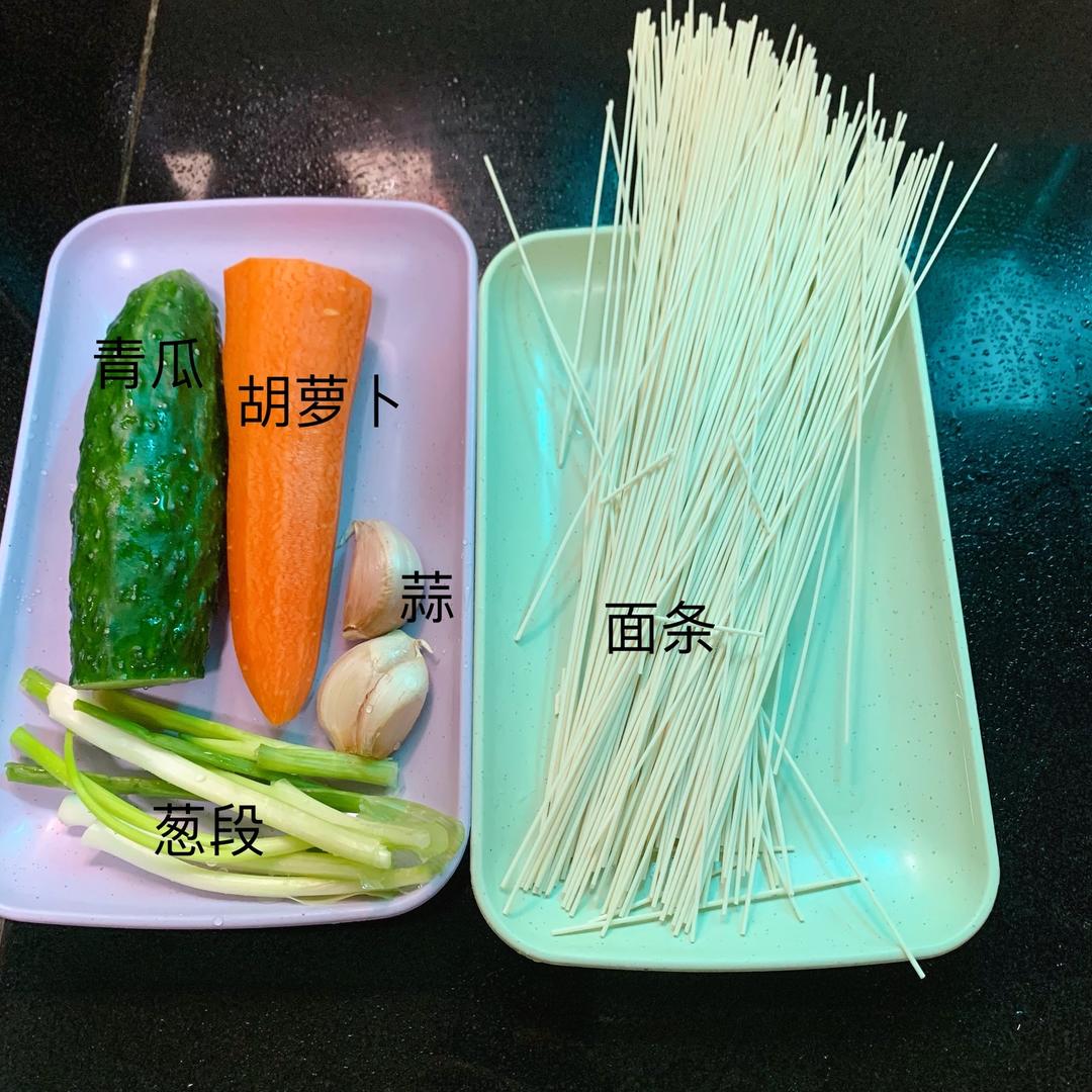 好吃的凉拌面|用这个酱料也可以凉拌其他各种菜✌️的做法 步骤1