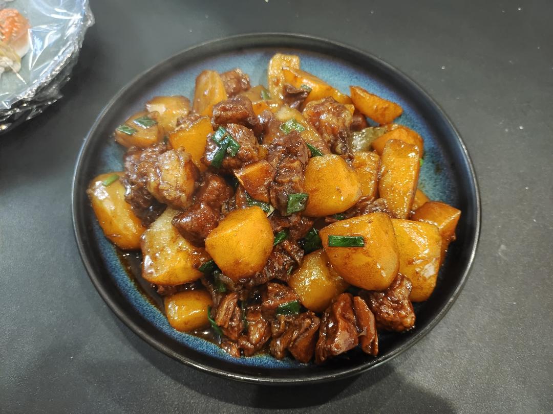 小土豆烧牛肉，红烧牛腩，好吃到舔盘
