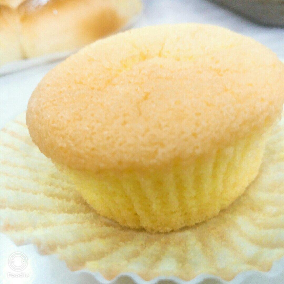 全蛋法打发原味海绵杯子蛋糕