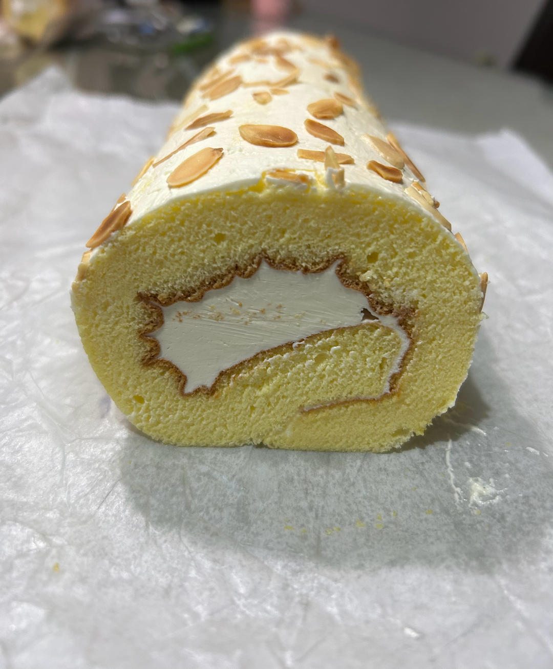 杏仁片咸奶油霜蛋糕卷