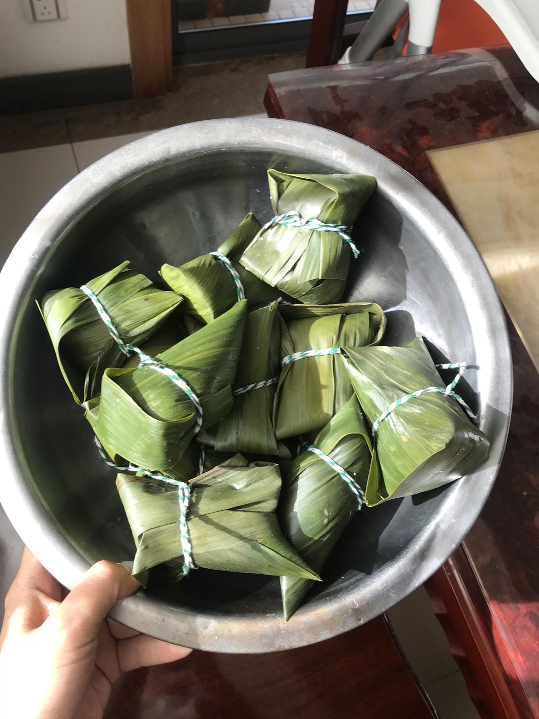 咸蛋黄肉粽子的做法