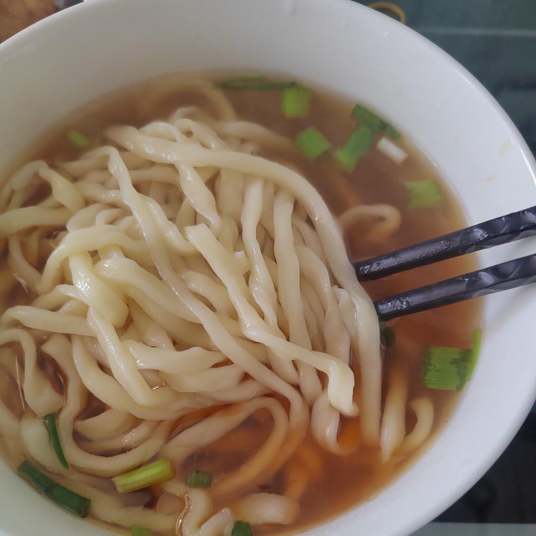 好简单的葱花面条，又鲜又香，早餐来一碗太舒服