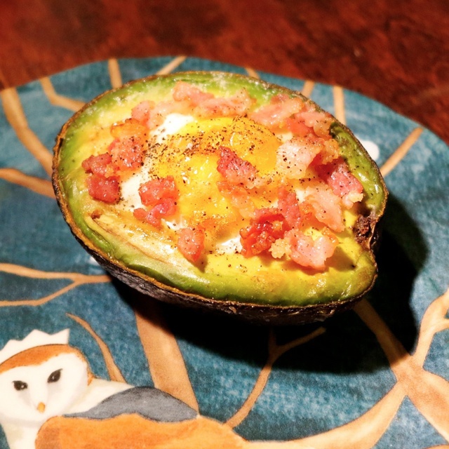 烤牛油果鸡蛋煎培根配土司