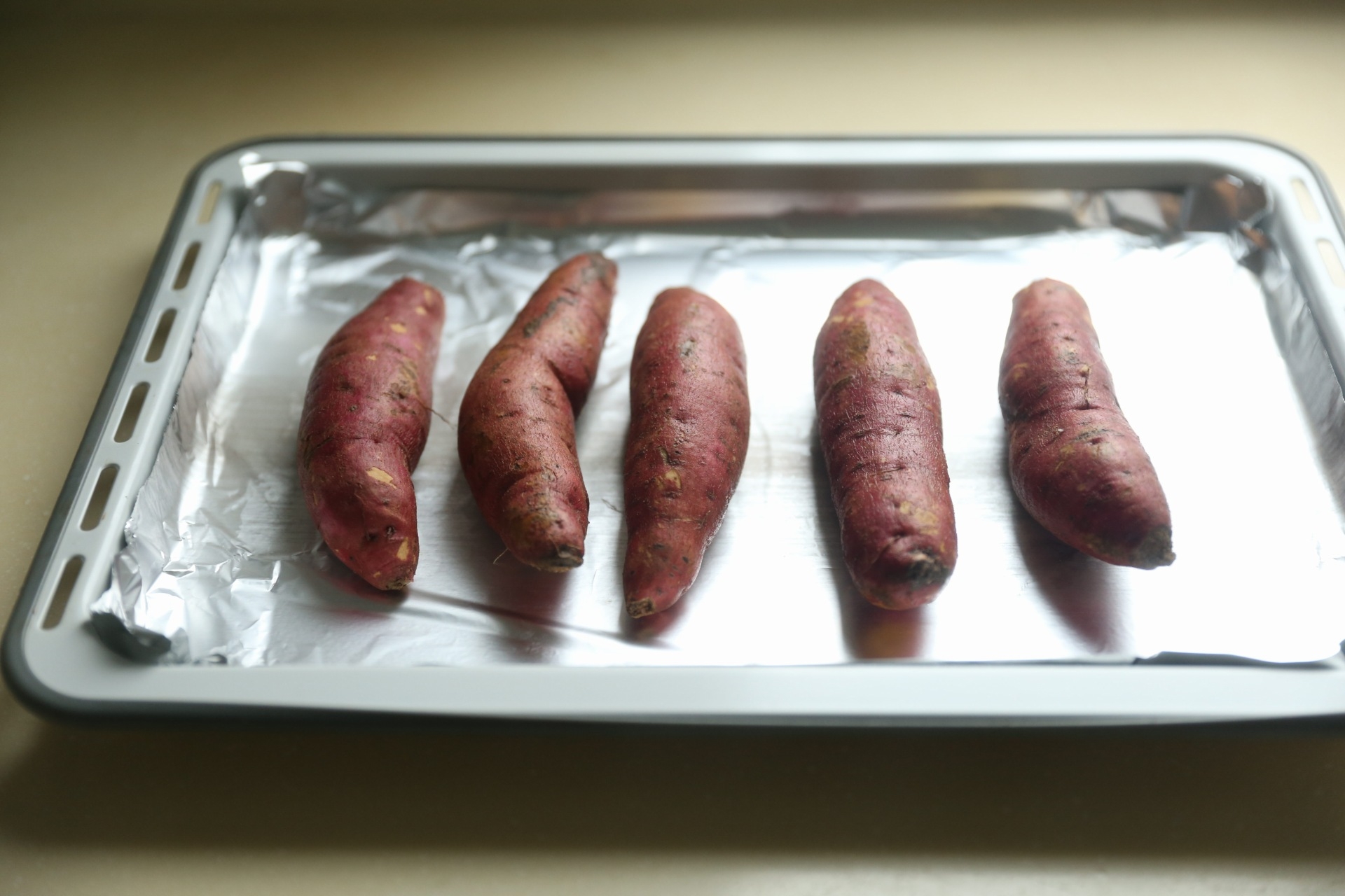 【北鼎烤箱食谱】熔岩烤红薯的做法 步骤2