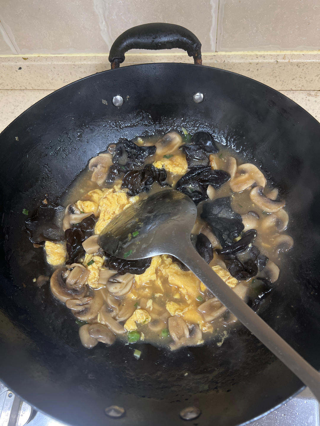 简单美味的白蘑菇炒鸡蛋