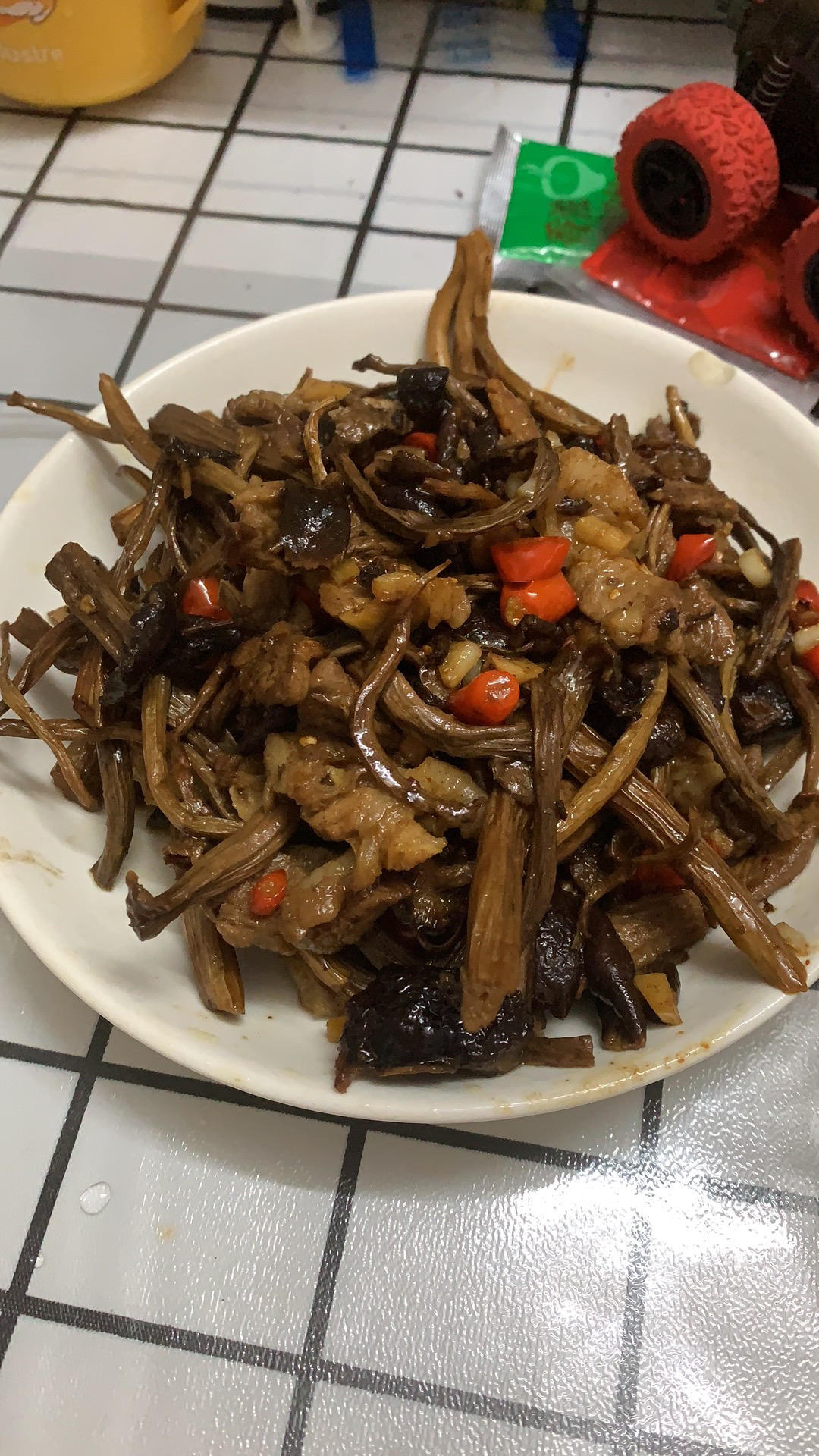 五花肉干锅茶树菇