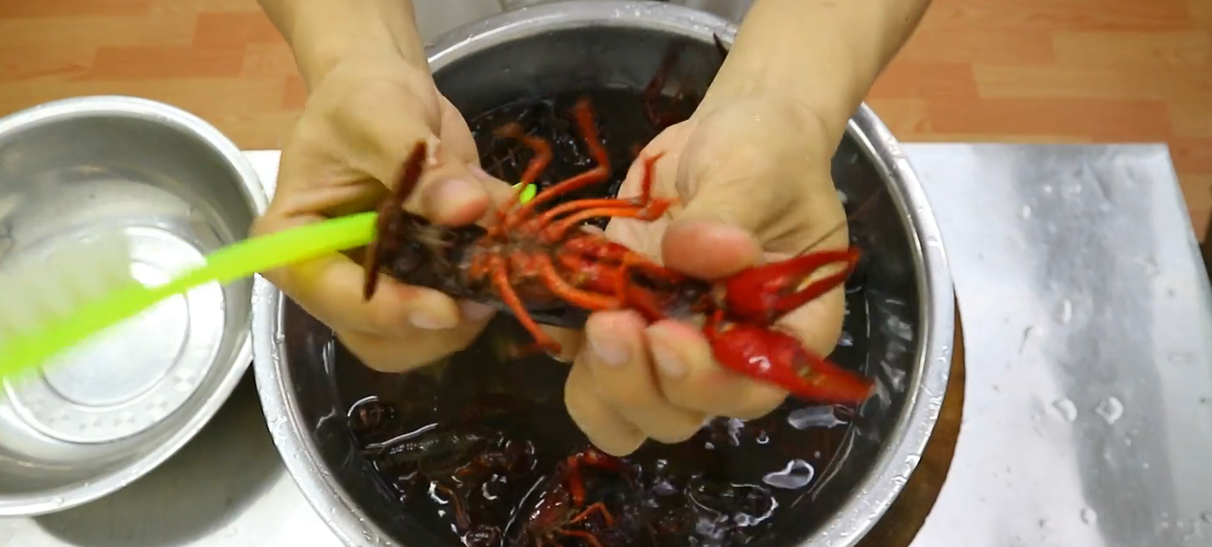 厨师长教你：“麻辣小龙虾”的家常做法 ,好吃的停不下来的做法 步骤1