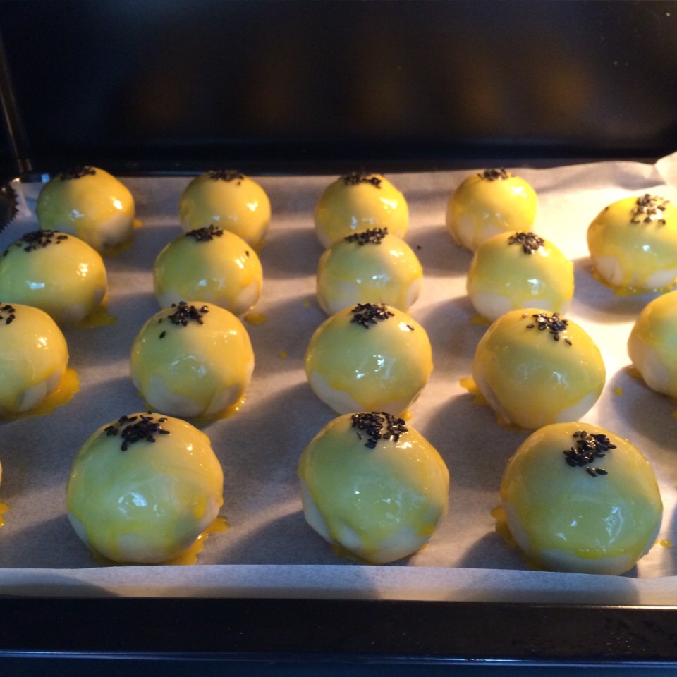 蛋黄酥 Danhuangsu