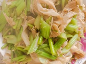 芹菜炒油豆皮蒜苔的做法 步骤2