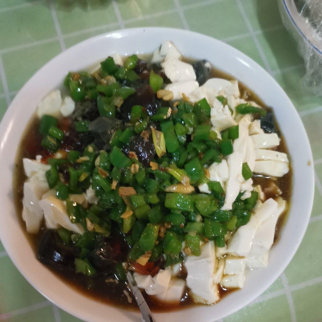 双椒拌皮蛋豆腐