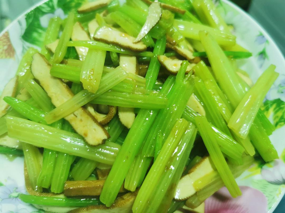 香芹炒豆腐干 如何使香芹更脆嫩