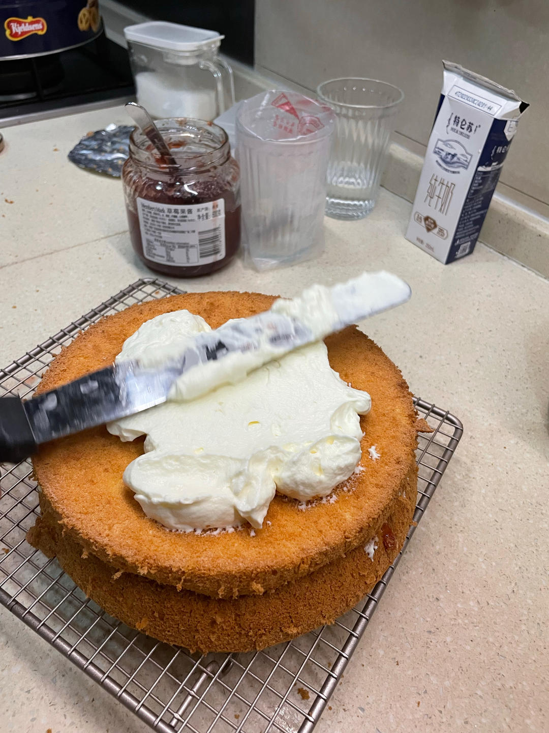 牛奶和黄油自制淡奶油（乳脂含量35.5%)