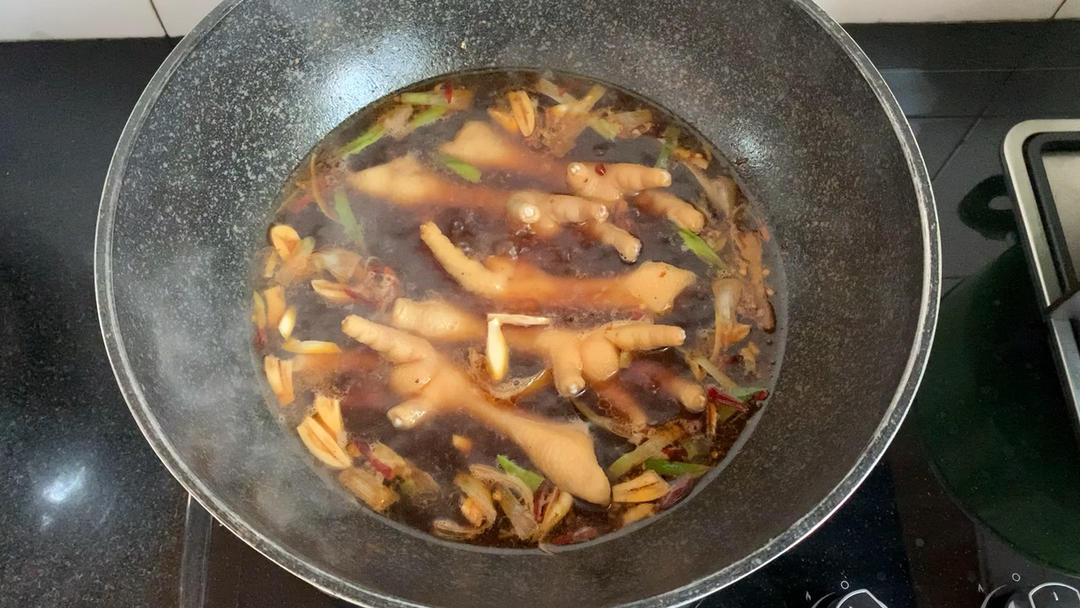 美味的卤鸡爪、鸭爪…