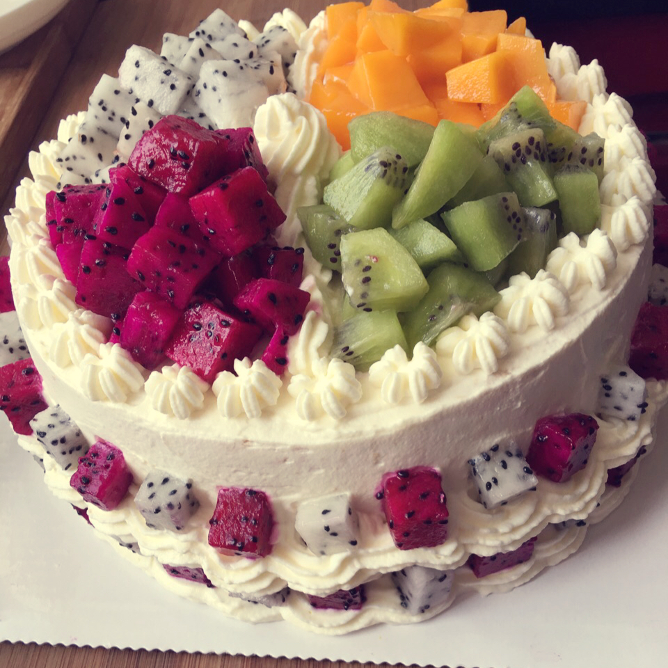 ggg小雯做的8寸水果生日蛋糕