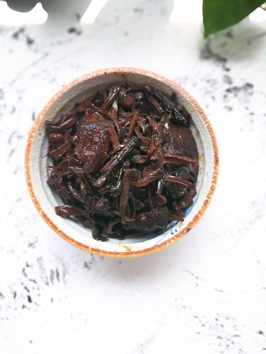笋干菜烧肉：干菜烧肉好吃的关键，是隔水蒸！