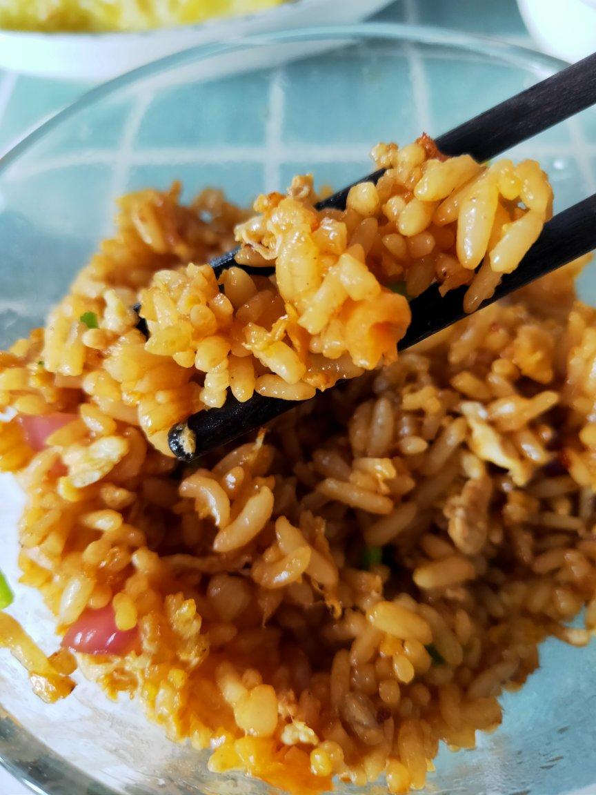 厨师长教你：“酱油炒饭”的家常做法，里面满满的小技巧，很受用