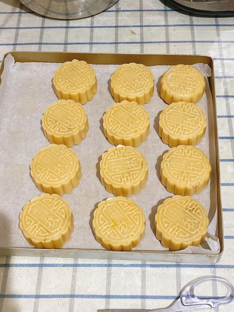 广式莲蓉蛋黄月饼 Moon Cakes with Egg yolk