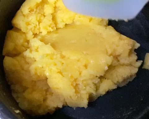 最最简单的做法，最简单的材料-奶黄流心月饼🥮的做法 步骤20