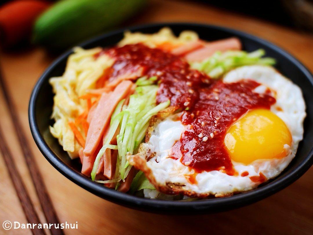 淡然如水maggie做的韩式拌饭附带秘制酱汁